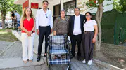 Plastik Kapaklar ile Engelli Çocuğa Tekerlekli Sandalye Desteği