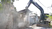 Konak’ta güvenliği tehdit eden metruk yapılar tek tek yıkılıyor