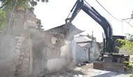 Konak’ta güvenliği tehdit eden metruk yapılar tek tek yıkılıyor
