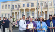 Osman Özaşcı, Yılın Ahisi Hasan Öter'e Ahilik Haftası'nda Plaket Verdi