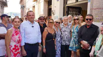 AYVALIK’TA RESSAM DEVRİM ERBİL VE SANAT DÜNYASININ USTA İSİMLERİ BULUŞTU