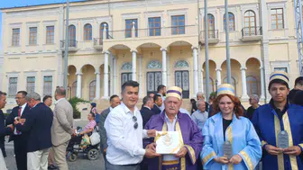 Osman Özaşcı, Yılın Ahisi Hasan Öter'e Ahilik Haftası'nda Plaket Verdi