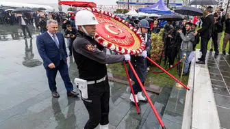 Cumhuriyet Bayramı İzmir'de çelenk sunma töreni ile coşkuyla kutlandı