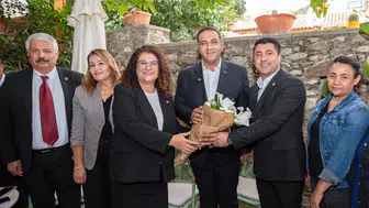 BAŞKAN ERMAN UZUN, İZMİRLİ MUHTARLARI AĞIRLADI: “MUHTARLARIMIZ BAŞIMIZIN TACI”