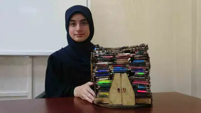 Çöpe gidecek kalemleri sanatla buluşturdu: 13 yıllık birikim minyatür bir eve dönüştü