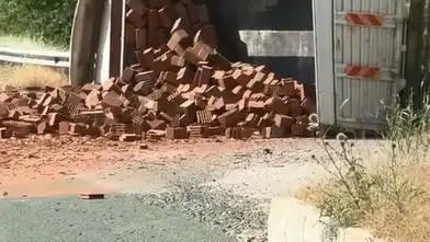 Elazığ yolunda korkutan kaza: Tonlarca tuğla yola saçıldı
