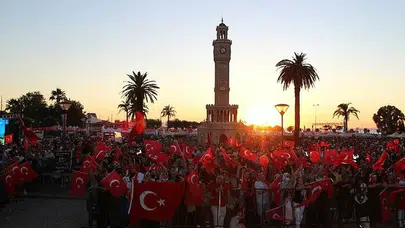 İzmir'de 15 Temmuz anması Cumhuriyet Meydanı'nda
