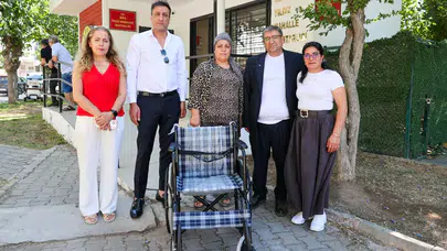 Plastik Kapaklar ile Engelli Çocuğa Tekerlekli Sandalye Desteği