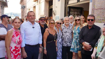 AYVALIK’TA RESSAM DEVRİM ERBİL VE SANAT DÜNYASININ USTA İSİMLERİ BULUŞTU