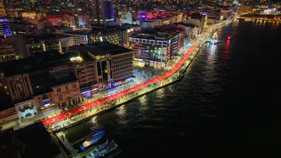 İzmir, 104. Kurtuluş Yıldönümünü Fener Alayı ile Coşkuyla Kutladı