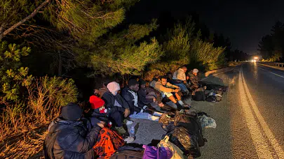 İzmir-Çeşme Otoyolu'nda 16 Düzensiz Göçmen Yakalandı