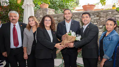 BAŞKAN ERMAN UZUN, İZMİRLİ MUHTARLARI AĞIRLADI: “MUHTARLARIMIZ BAŞIMIZIN TACI”