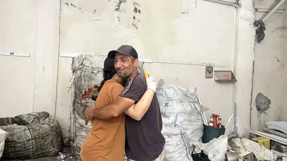 Adana sokaklarında 33 yıllık fedakarlık: Kağıt toplayarak okuttuğu kızı zirveye yerleşti