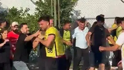 Tarsus'ta futbol heyecanı kavgayla gölgelendi: Stat karıştı