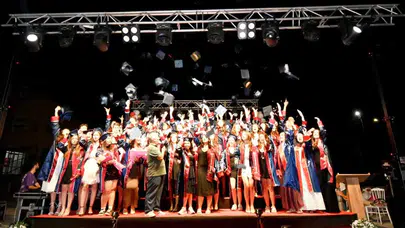 Mezuniyet kürsüsünde gözyaşları: 41 yıllık eğitim çınarı ve okul müdüründen duygusal veda