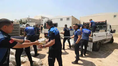 Eyyübiye'de zabıta operasyonu: Toptancının açık alanda sakladığı bozuk içecekler imha edildi