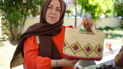 Çöpe gidecekken sanata dönüştü: Mısır yaprakları artık şıklığın yeni adresi