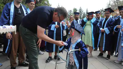 İskenderun’da Engelsiz Atölye mezunları kep fırlattı: Başarı dolu bir yılın gururu