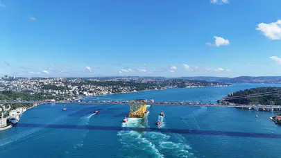 İstanbul Boğazı’nda dev geçiş: 350 metrelik dev yapı havadan görüntülendi