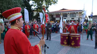 Bursa’nın kalbinde fetih coşkusu: Mehteran takımı tarihi meydanda yankılandı