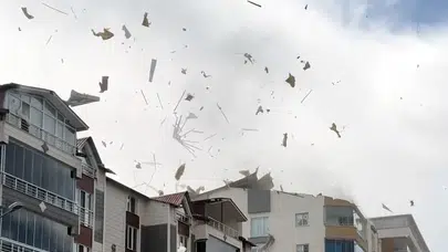 Ahlat’ta gökyüzü kabusa döndü: Şiddetli hortum binaların tepesini uçurdu