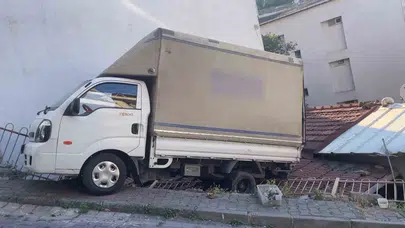 Kağıthane’de korkutan kaza: Yokuşta kayan kamyonet evin çatısına uçtu