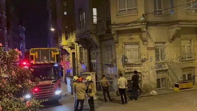 Beyoğlu'nda gece yarısı korkutan çöküş: Beş katlı binada tahliye kararı