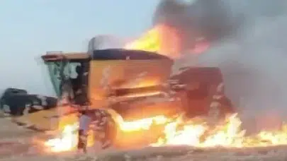 Hasat mevsiminde korku dolu anlar: Biçerdöver alevlere teslim oldu