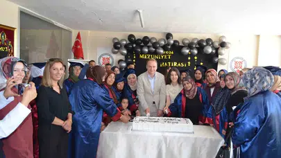 Bulanık’ta geç gelen bahar: 50 kadın kep fırlatarak okuryazarlığa adım attı