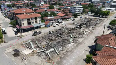 Düzce’de tehlike saçan yapılara belediye neşteri: Eski pazaryeri yerle bir edildi