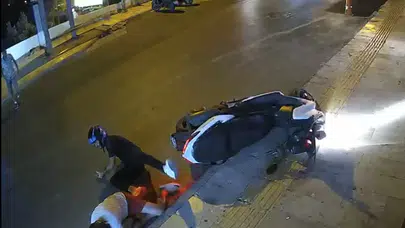 Bodrum'da motosikletlerin çarpışması güvenlik kamerasına böyle yansıdı