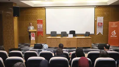 Bayburtlu gençler kürsüde kimlik değiştirdi: Rol temelli münazara dönemi