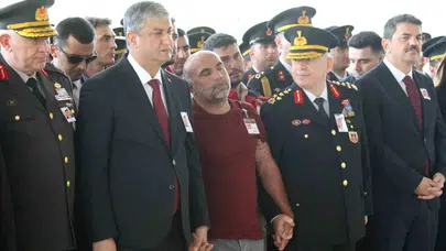 Evlat acısıyla sarsılan baba tabuta sarıldı: Şehit Samet Karabulut son yolculuğuna uğurlandı