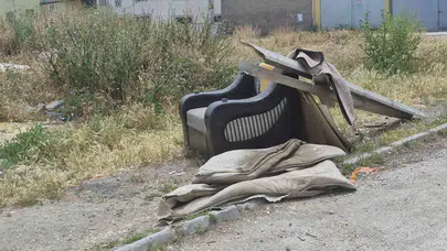 Eskişehir'de çöp krizi: Ev eşyalarını sokağa bıraktılar, mahalleli isyan etti