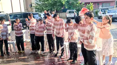 Denizli’de hafızlık başarısı gül suyuyla taçlandı: 9 genç için unutulmaz tören