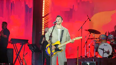 Buray konserinde gergin anlar: Müzik sustu, yumruklar konuştu