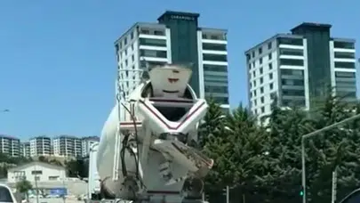 Elazığ trafiğinde sorumsuzluk: Beton mikserinden yola dökülen harç sürücüleri isyan ettirdi
