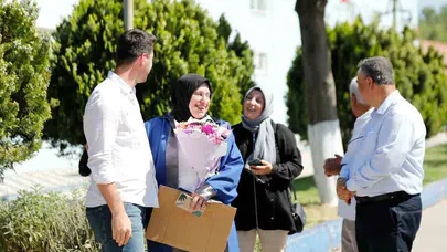 Okul sıralarına 42 yıl sonra döndü: Azmiyle gençlere ilham oldu