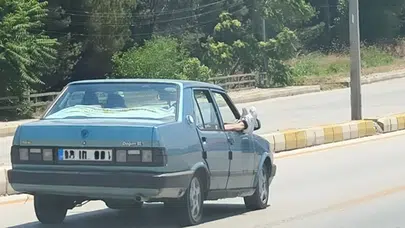 Denizli'de trafikte tehlikeli yolculuk: Ayaklarını camdan çıkardı, güvenliği hiçe saydı