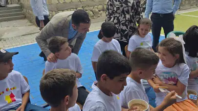 Karaburun'da Muharrem bereketi: Kaymakam Algın vatandaşla aynı sofrada buluştu