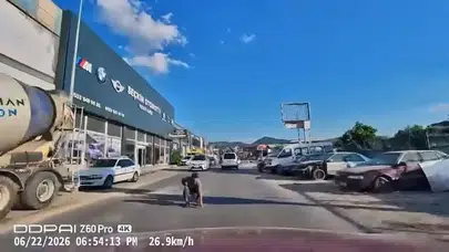 Bursa'da yürekleri ağza getiren dikkatsizlik: Düşürdüğü eşya için trafiği birbirine kattı