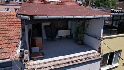 Laleli’de korku dolu anlar: Beş katlı binadan kopan beton kütleleri sokağa saçıldı