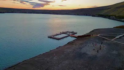 Bozkırın ortasında mavi bir vaha: Karapınar’ın krater gölü tatilcilerin gözdesi oldu