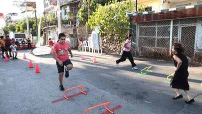 Karşıyaka’da yaz akşamları sporla şenleniyor: Mahalleli olimpiyat coşkusunda buluştu
