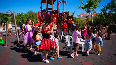 Çeşme'de parklar şenlik alanına dönüştü: Yaz boyu eğlence ve müzik bir arada