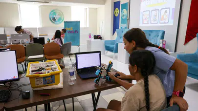 Buca’da teknoloji rüzgarı: Çocuklar kendi robotlarını tasarlıyor