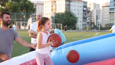 Çiğli’de yaz neşesi sokaklara taştı: Oyun parkı çocukların ayağına geldi