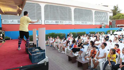 Çiğli’de tiyatro sahnesi sokaklara taştı: Afet bilinci oyunlarla aşılanıyor