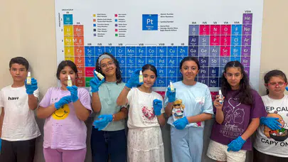 Bornova'da yaz tatili laboratuvara dönüştü: Gençler bilimin izini sürüyor