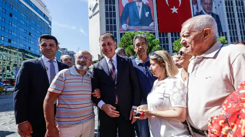 İzmir Kurtuluşu'nda 104. Yıl Coşkusu: Başkan Tugay'dan Tarihi Mesajlar